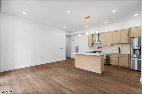 21 Lincoln Park #203, Newark City, NJ 07102