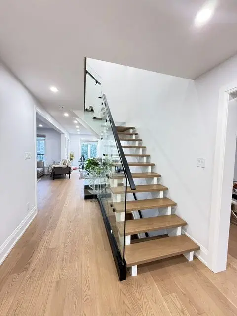 35 Hammond DR #Main, Aurora, ON L4G 2T8