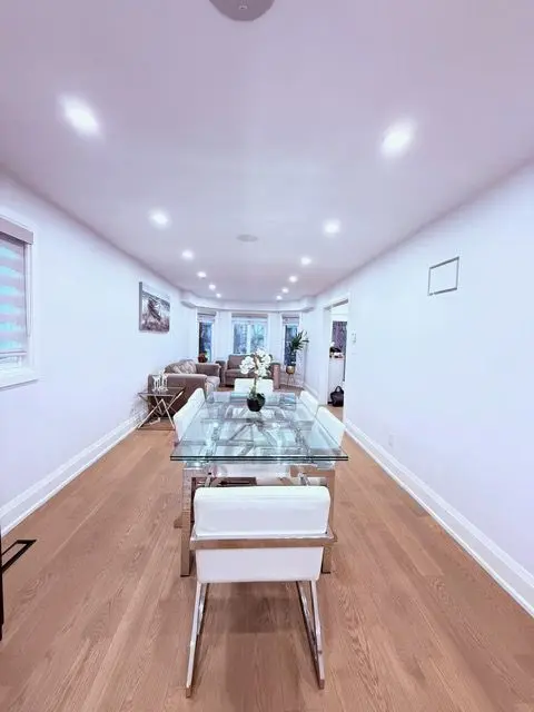 35 Hammond DR #Main, Aurora, ON L4G 2T8