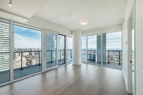 448 Burnhamthorpe RD W #3908, Mississauga, ON L5B 0R4