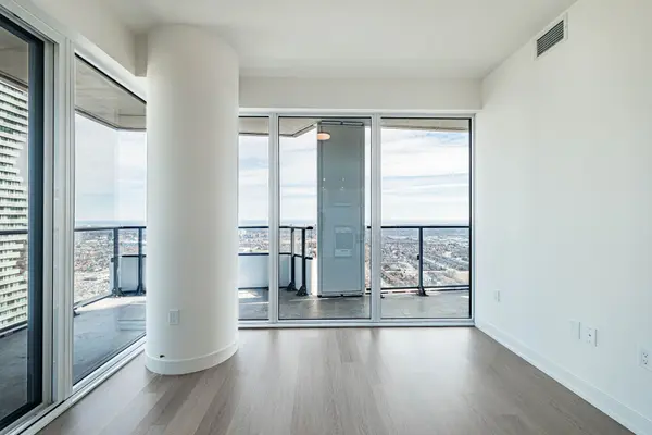 448 Burnhamthorpe RD W #3908, Mississauga, ON L5B 0R4