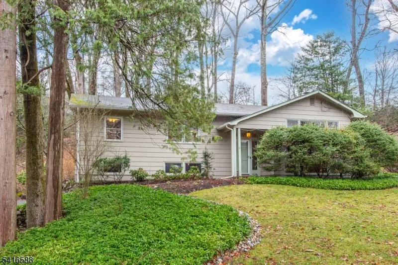 6 Van Duyne Rd, Mountain Lakes Boro, NJ 07046