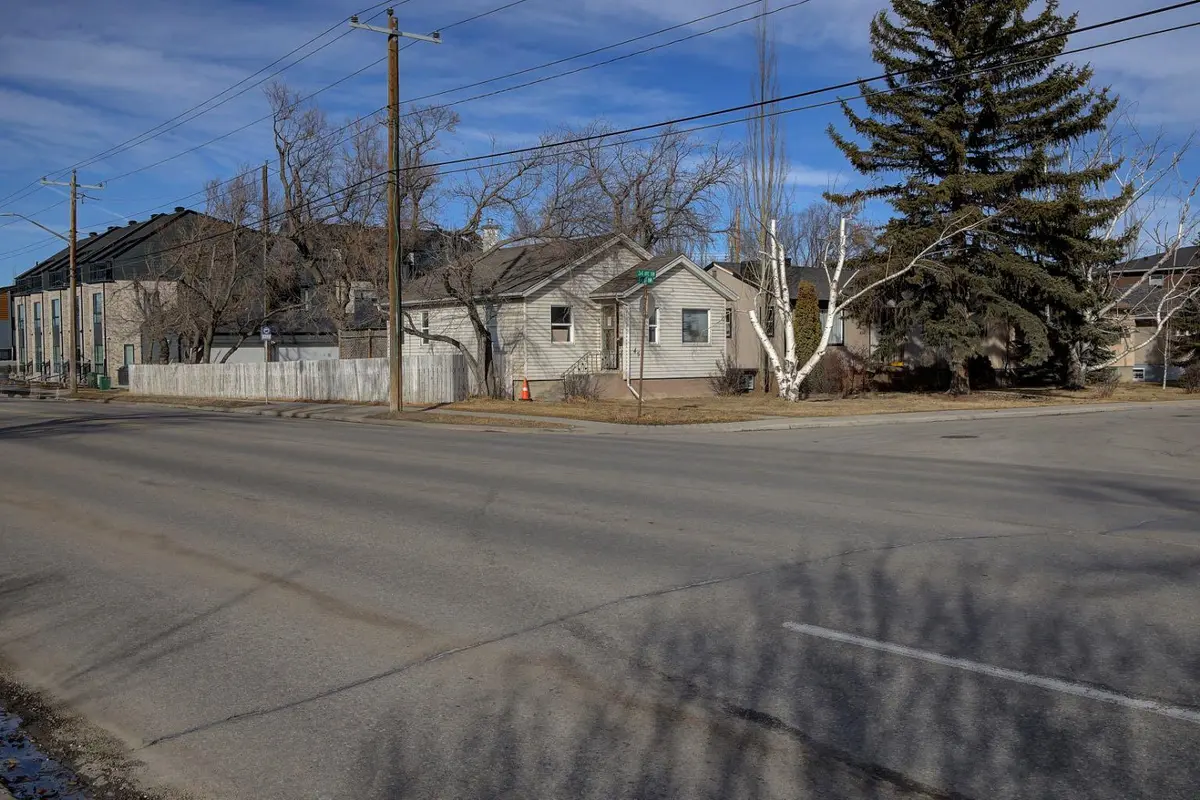 458 34 AVE NW, Calgary, AB T2K0B8