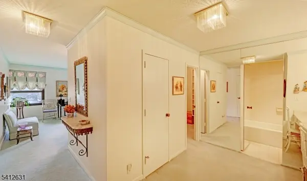 2 Claridge Dr. 2HW, Verona Twp., NJ 07044