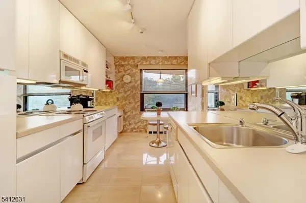 2 Claridge Dr. 2HW, Verona Twp., NJ 07044