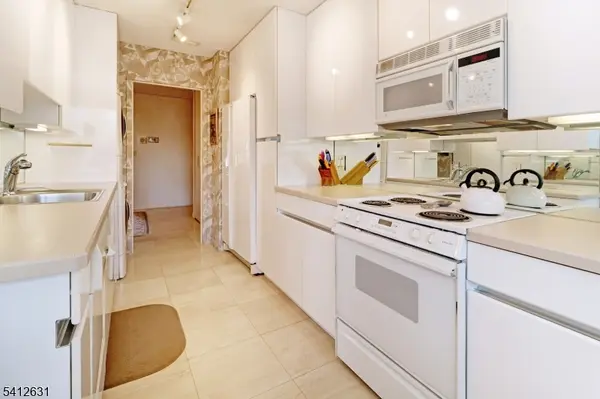 2 Claridge Dr. 2HW, Verona Twp., NJ 07044