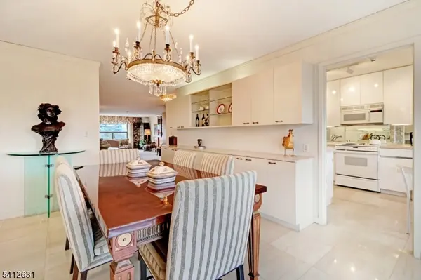 2 Claridge Dr. 2HW, Verona Twp., NJ 07044