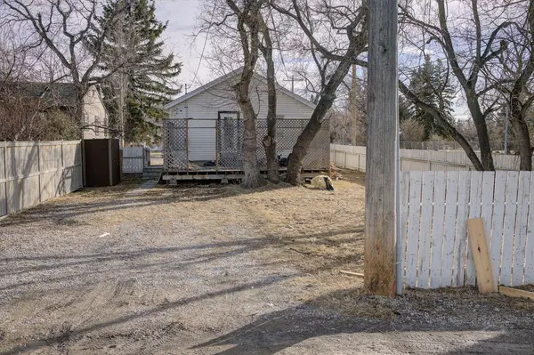 458 34 AVE NW, Calgary, AB T2K0B8