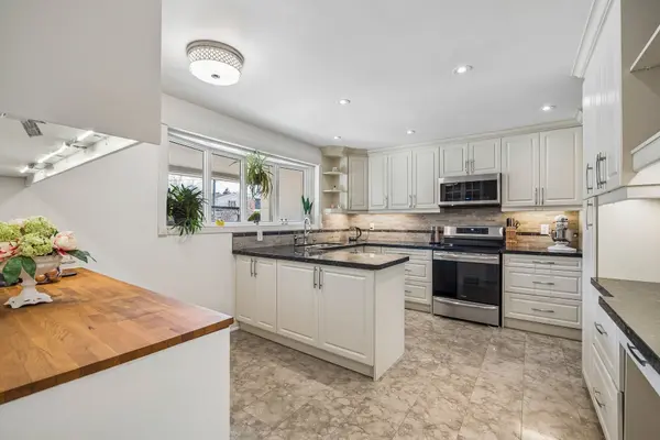 129 Bannatyne DR, Toronto C12, ON M2L 2P5