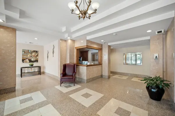 55 Elm DR W #914, Mississauga, ON L5B 3Z3