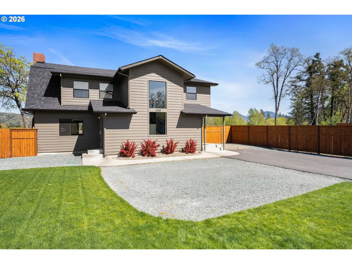 1030 SW River Mist LN, Grants Pass, OR 97527