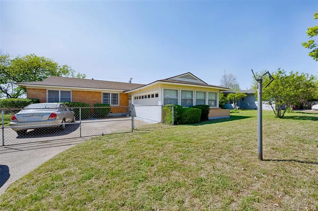 4123 Huckleberry Circle, Dallas, TX 75216