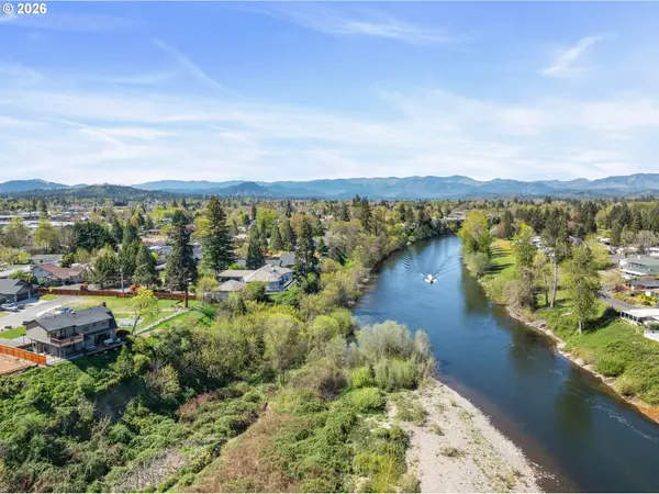 1030 SW River Mist LN, Grants Pass, OR 97527