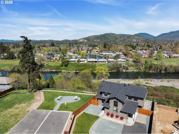 1030 SW River Mist LN, Grants Pass, OR 97527