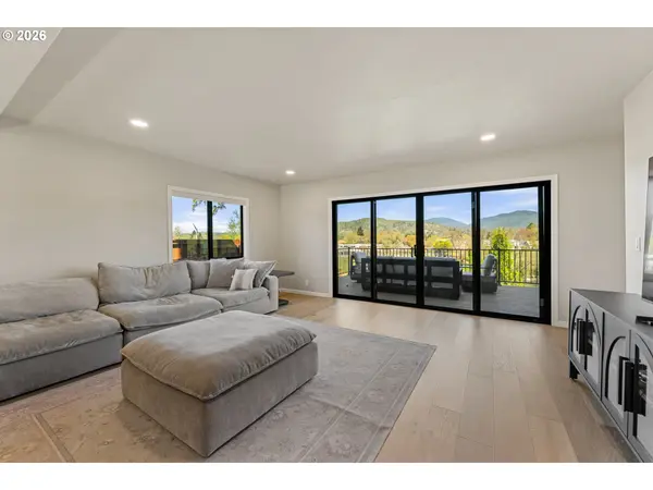 1030 SW River Mist LN, Grants Pass, OR 97527