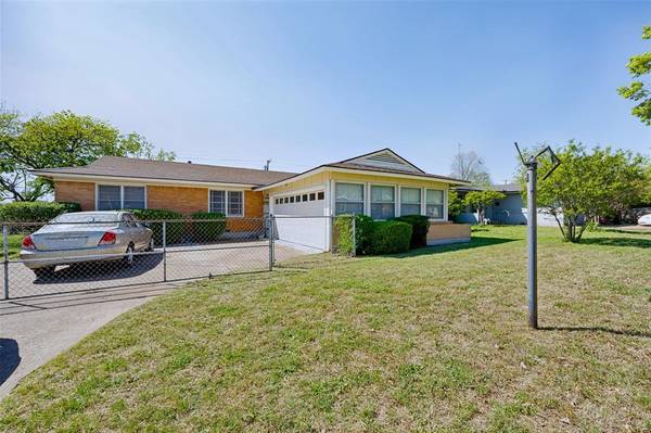 4123 Huckleberry Circle, Dallas, TX 75216
