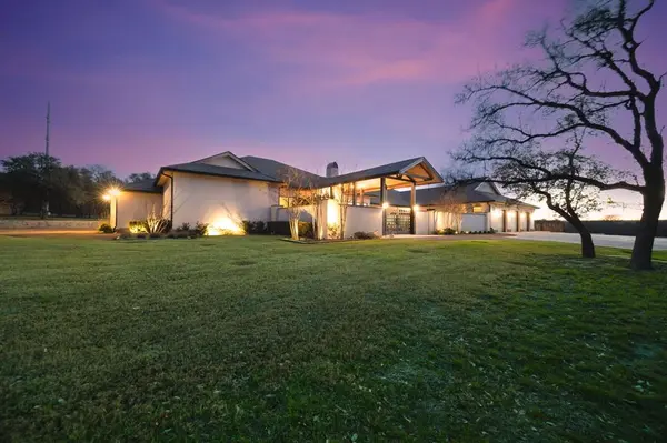 319 Verna Trail N, Fort Worth, TX 76108