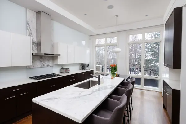 20B Woodlawn AVE W, Toronto C02, ON M4V 1G7