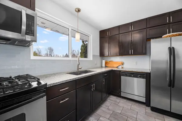 8 Charlbrook AVE, Barrie, ON L4M 2Y4