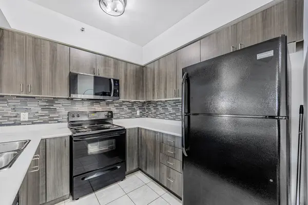 41 Ferndale DR S #409, Barrie, ON L4N 5T6