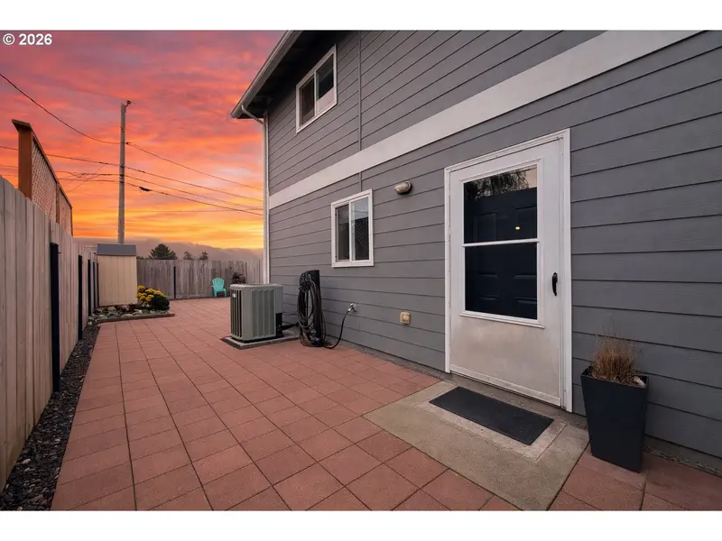 325 MATOT ST #B, Brookings, OR 97415