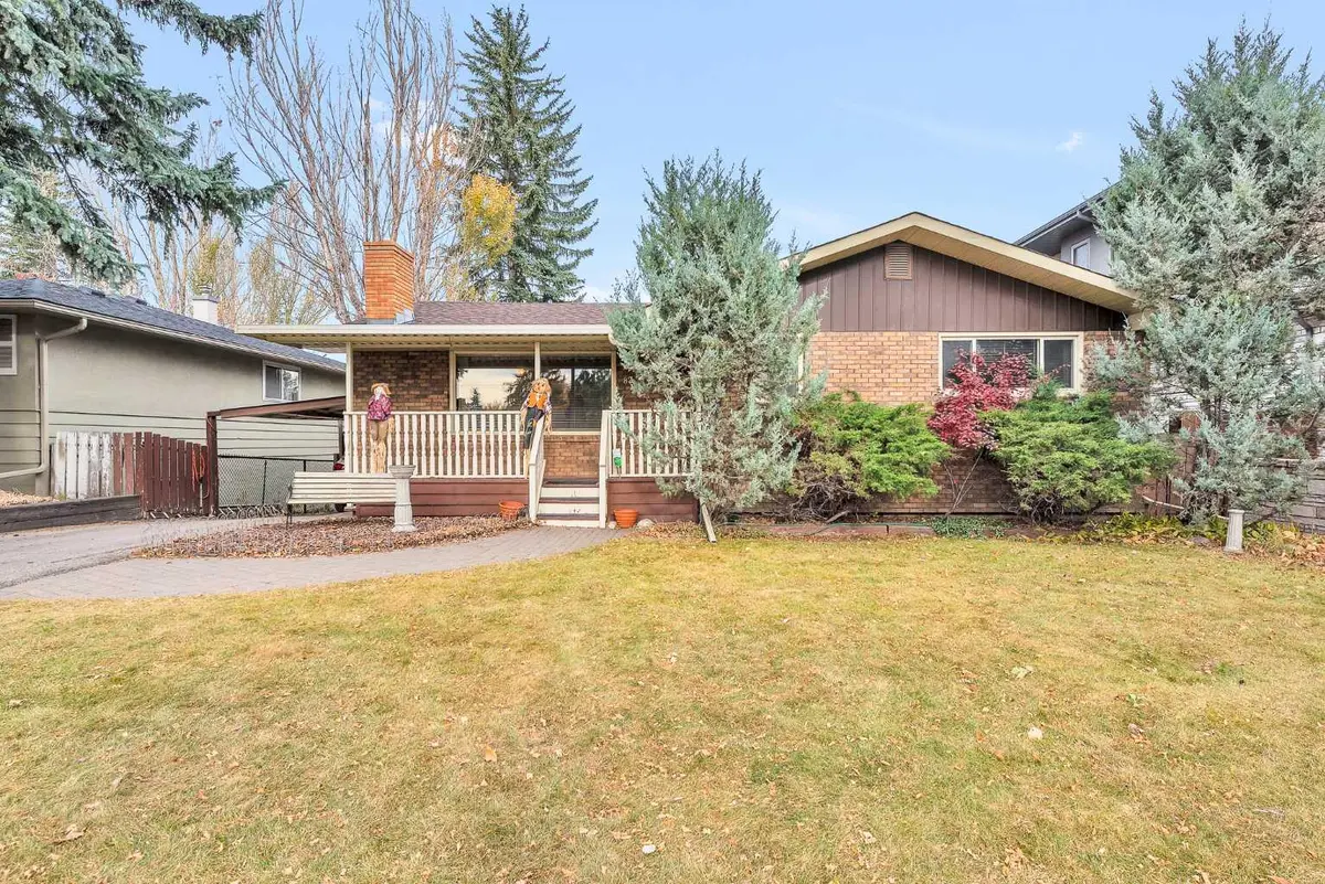 82 Rosery DR NW, Calgary, AB T2K 1L7