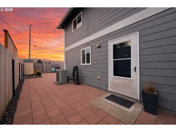 325 MATOT ST #B, Brookings, OR 97415