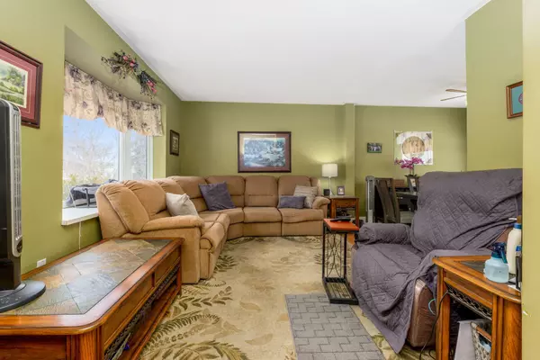 9 Crestview AVE, Brampton, ON L6W 2R7