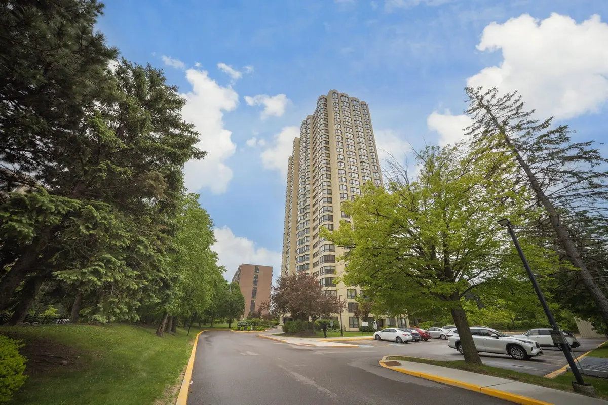 8 Lisa ST #1802, Brampton, ON L6T 4S6