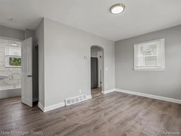 20805 S Chrysler DR, Hazel Park, MI 48030