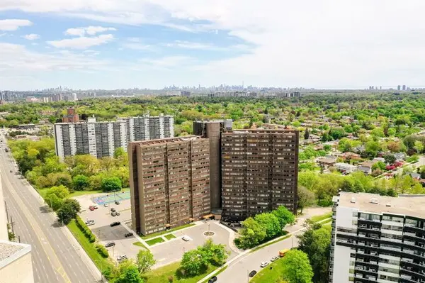 11 Wincott DR #705, Toronto W09, ON M9R 2R9