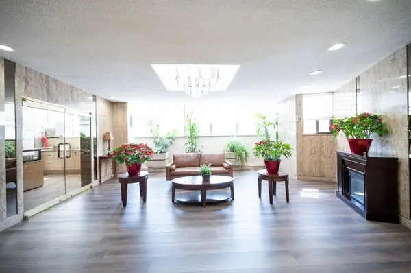 11 Wincott DR #705, Toronto W09, ON M9R 2R9