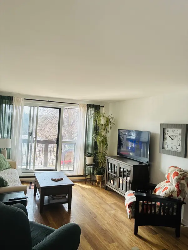 66 Greenview DR #301, Kingston, ON K7M 7C5