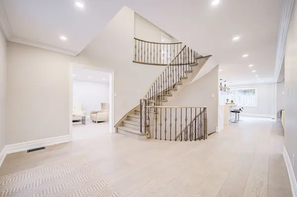 352 Kennedy ST W, Aurora, ON L4G 5M4