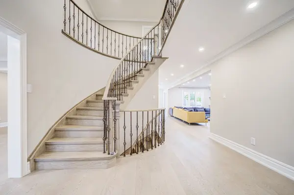 352 Kennedy ST W, Aurora, ON L4G 5M4