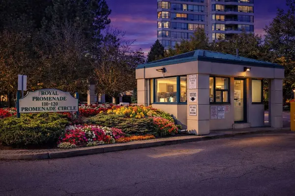 110 Promenade CIR #808, Vaughan, ON L4J 7W8