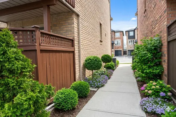 11 West Deane Park DR #1, Toronto W08, ON M9B 2R5