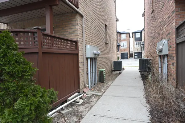 11 West Deane Park DR #1, Toronto W08, ON M9B 2R5