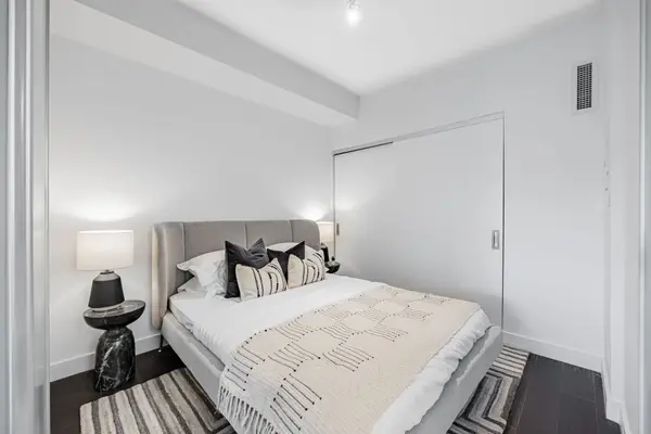 160 Kingsway CRES #310, Toronto W08, ON M8X 2S4