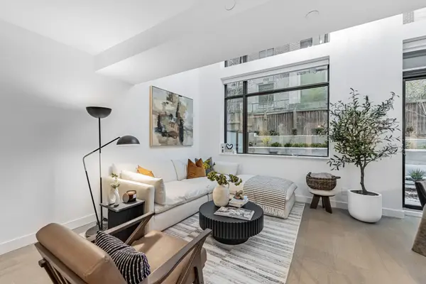 160 Kingsway CRES #101, Toronto W08, ON M8X 2S4