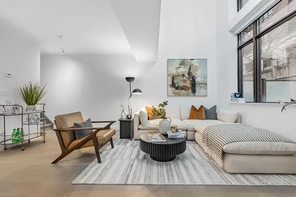 160 Kingsway CRES #101, Toronto W08, ON M8X 2S4