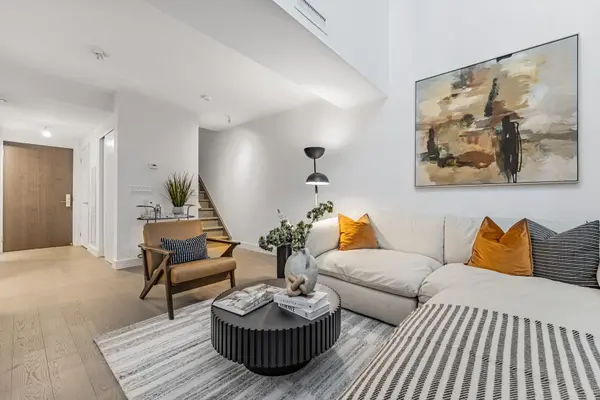 160 Kingsway CRES #101, Toronto W08, ON M8X 2S4