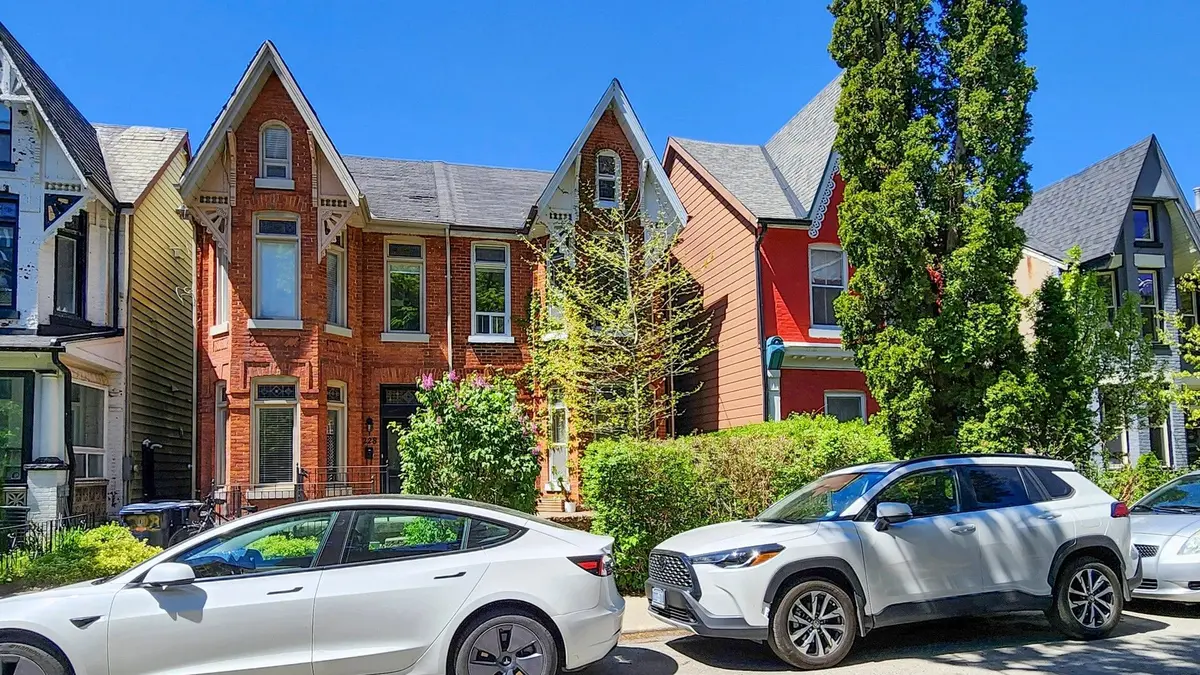 230 Robert ST, Toronto C01, ON M5S 2K7