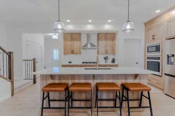 169 Verity MNR SW, Calgary, AB T2Y 0n5