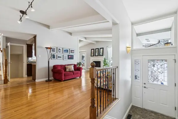 2423 34 AVE NW, Calgary, AB T2L0V3