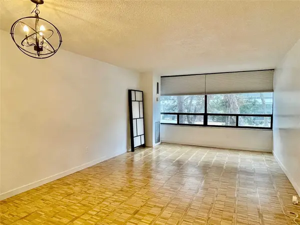 22 Shallmar BLVD #206, Toronto C04, ON M5N 2Z8