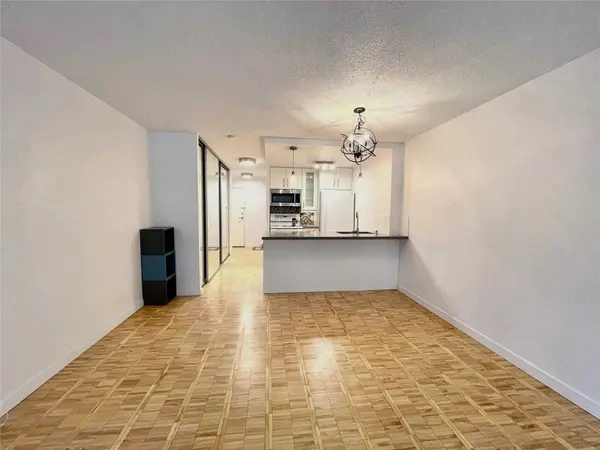 22 Shallmar BLVD #206, Toronto C04, ON M5N 2Z8