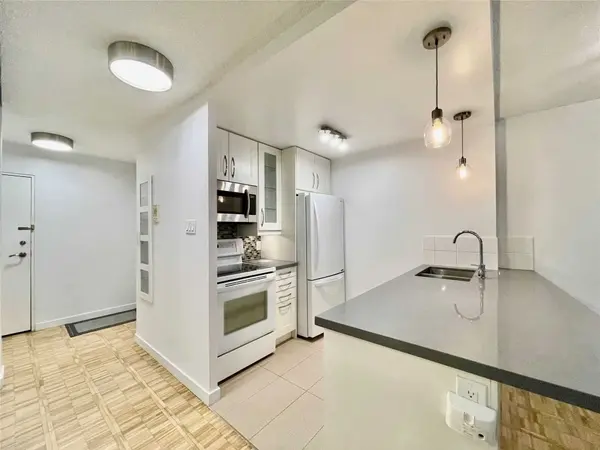 22 Shallmar BLVD #206, Toronto C04, ON M5N 2Z8