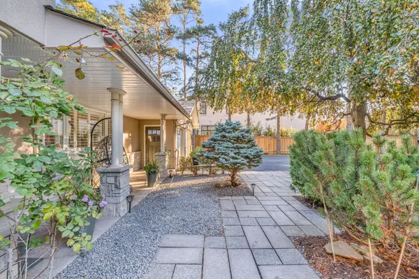 1049 Indian Rd RD, Mississauga, ON L5H 1R6