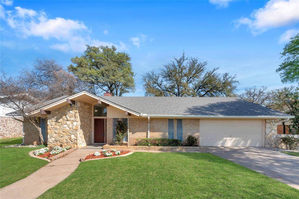 224 Plainview Drive, Hurst, TX 76054